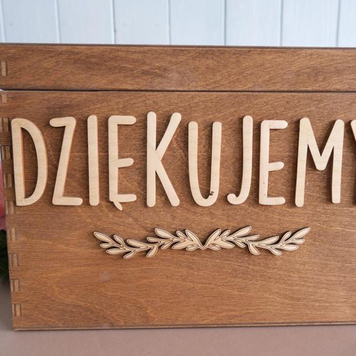 KOD 560<br><strong> SKRZYNKA  DRWNIANA MAŁA</strong><br> Wymiary: 29 x 20 x 21 cm<br>Ilość na stanie: 1</strong><br><strong>Cena wypożyczenia:  15 zł</strong>